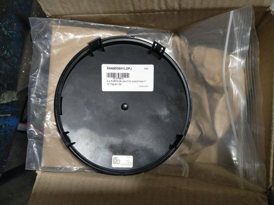 Продам переднюю эмблему на VW Tiguan 22-