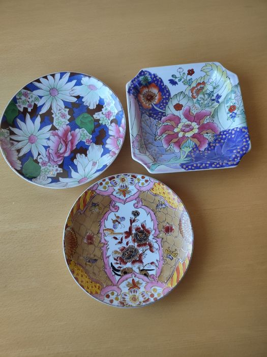 Conjunto de pratos decorativos.