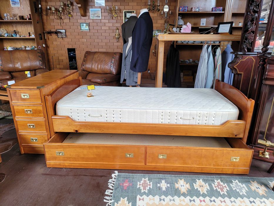 Cama dupla vendida com um colchão e bloco de arrumaçã