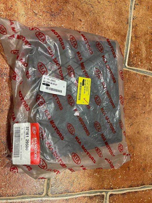 Новый Уплотнитель заднего стекла Kia Spectra 2001-2011 Оригинал