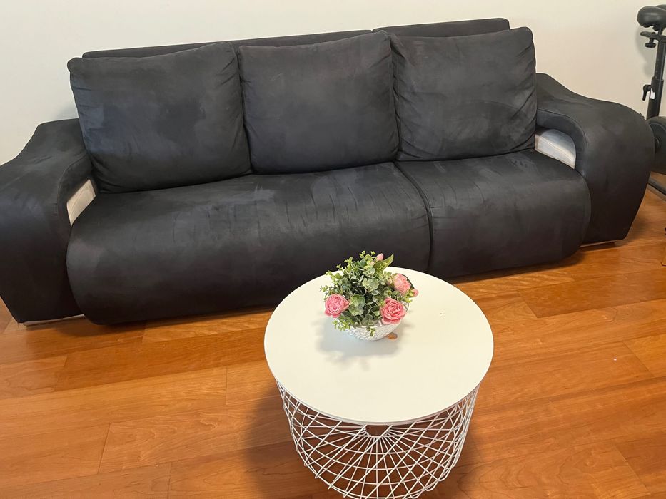 Sofá 3 lugares com 4 puffs e oferta de mesa de apoio