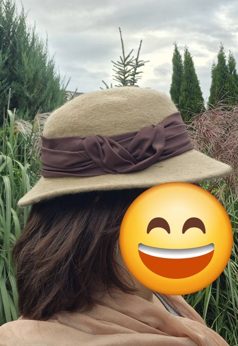 Beżowy, wełniany kapelusz damski w stylu retro.
Obwód 57 cm