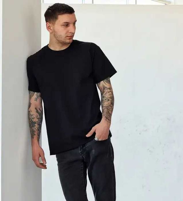 Чорні футболки оптом та в роздріб