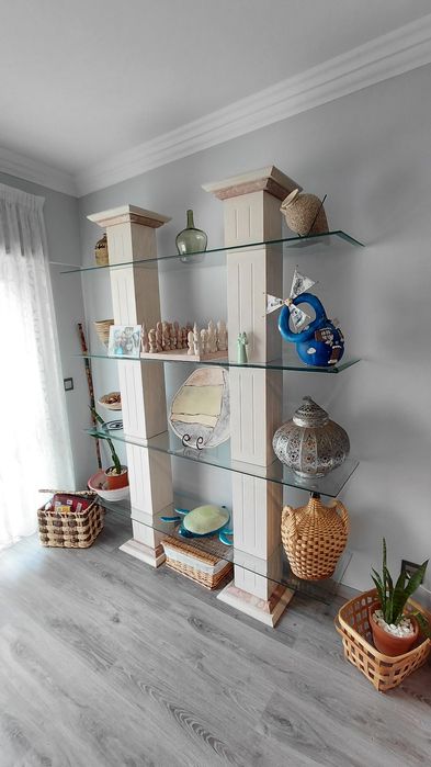 Estante e mesa de mármore