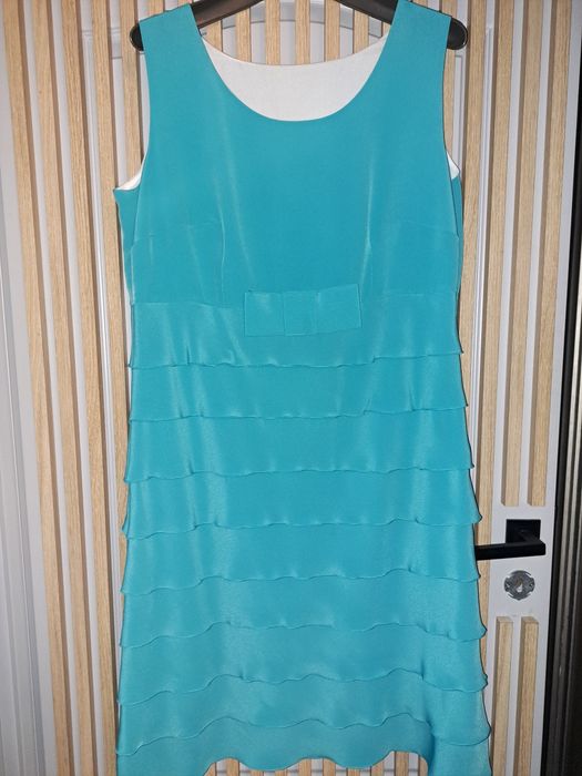 Elegancka zielona sukienka. Sukienka bez rękawów z bolerkiem.