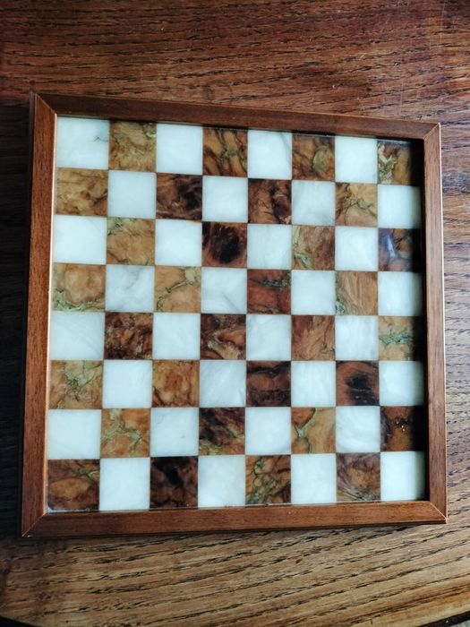 Marble and wood chessboard, 26/26 cm, in good condition.64284657890307124