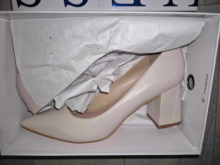 Czółenka Guess r. 40