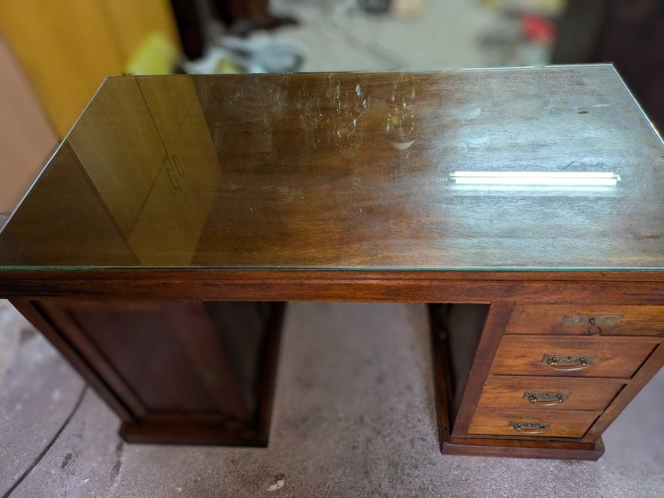 Secretária com tampo em vidro