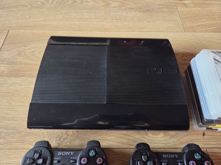 Konsola Ps3 z 2 padami I 5 grami