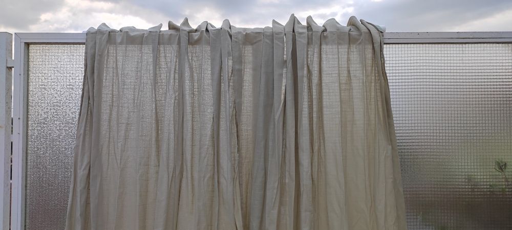Cortinas do IKEA, tom esverdeado(2) e amarelo(2) tecido linhado, com d