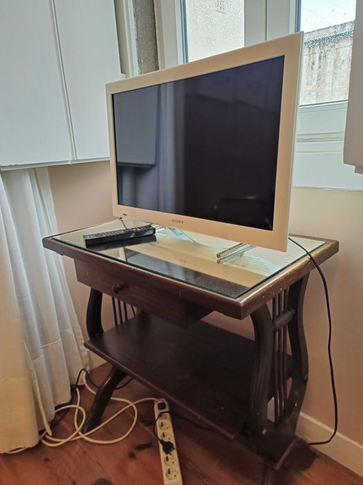 Mesa de apoio antiga em madeira, pés em formato harpa