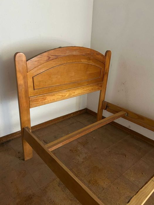 Cama em madeira 180x100m-oferta mesa cabeceira