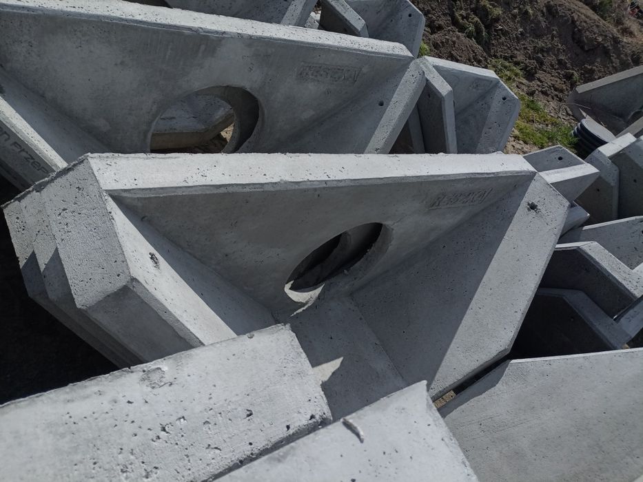 Zbrojona  ścianka przepustu fi 300mm. Zakończenie  przepustu,  p