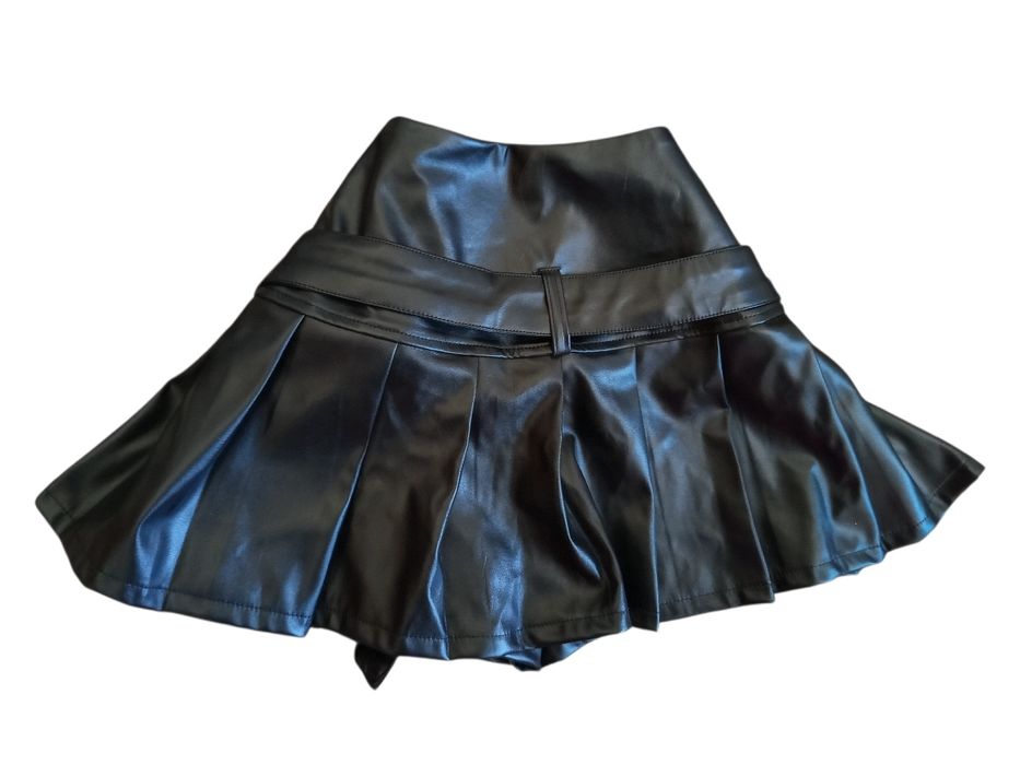 Чорна шкіряна міні-юбка  з шортами, розмір М