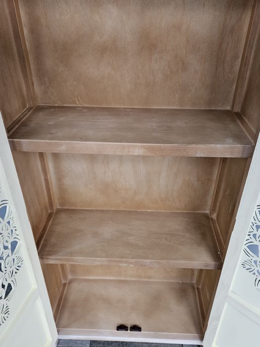 Nieduża szafa półki kremowa rozeta