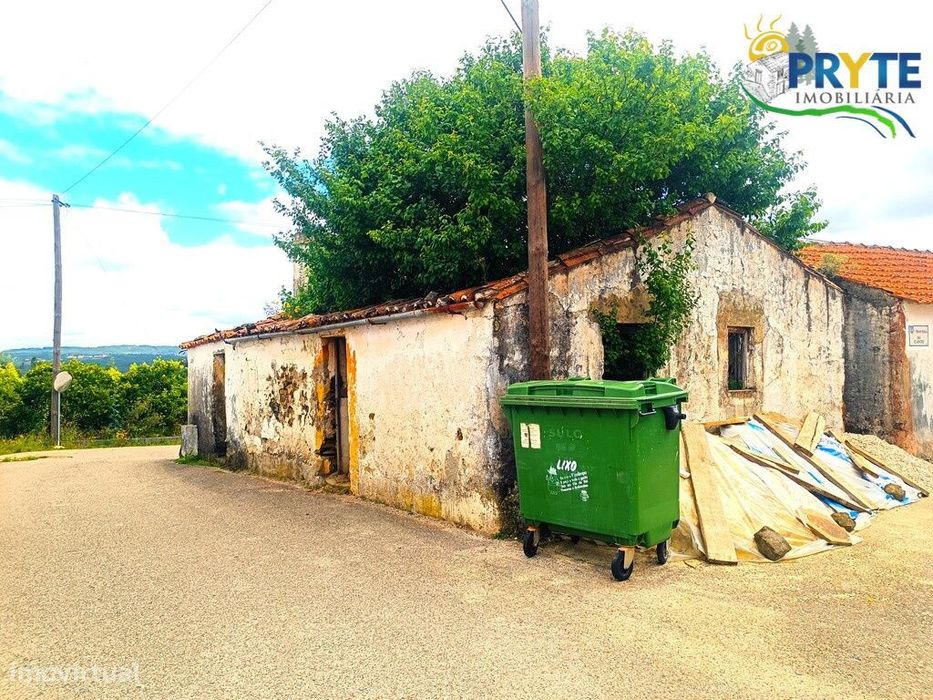 Ruína de rés-do-chão em pedra de xisto situada em São João do Peso