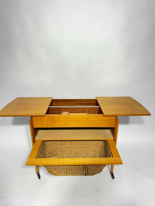 Piękny duński tekowy niciak lata 60. vintage drewno mosiądz szafka.