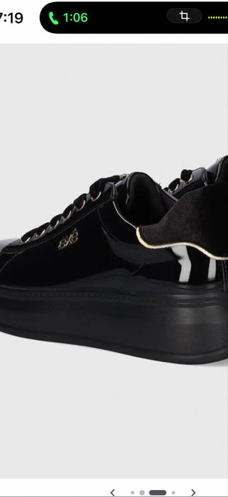 Sapatilhas em verniz da marca Exe