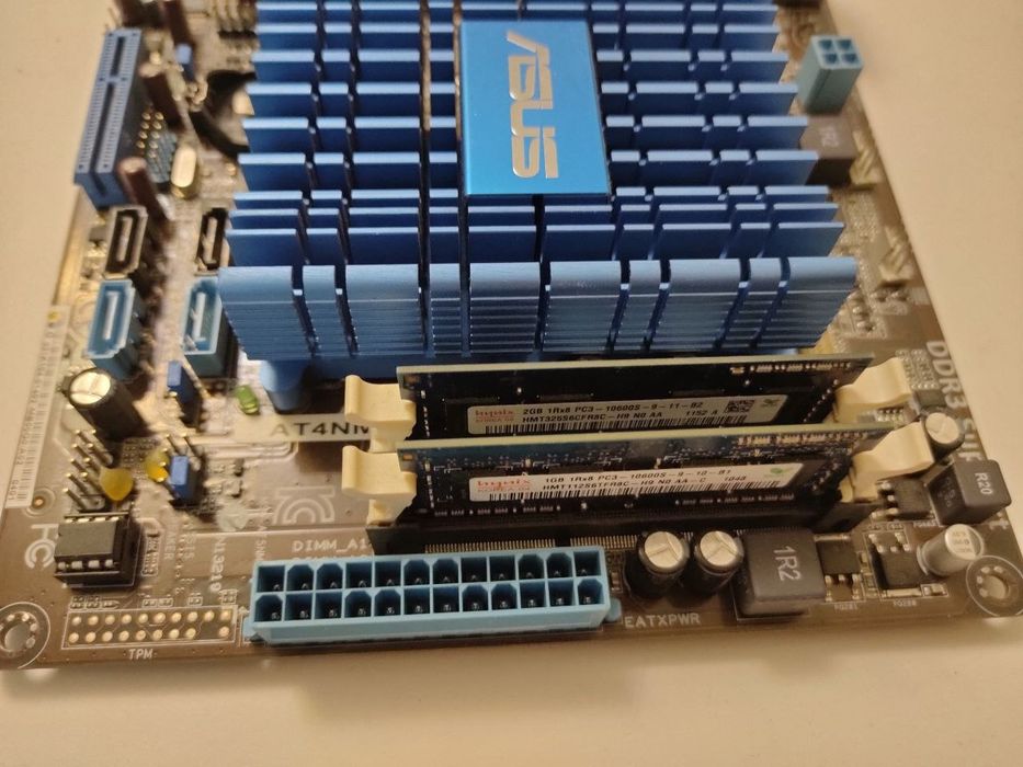 Mini-ATX asus at4nm10t-i + 3G  DDR3 Материська плата

Продам комплект: