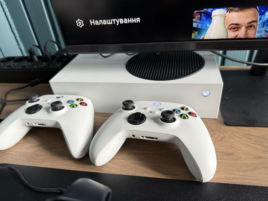 Xbox Series s (2 геймпади)