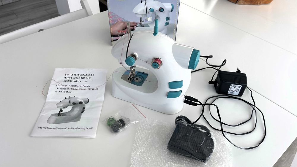 Mini máquina de costura electrica, com pedal. NOVA!