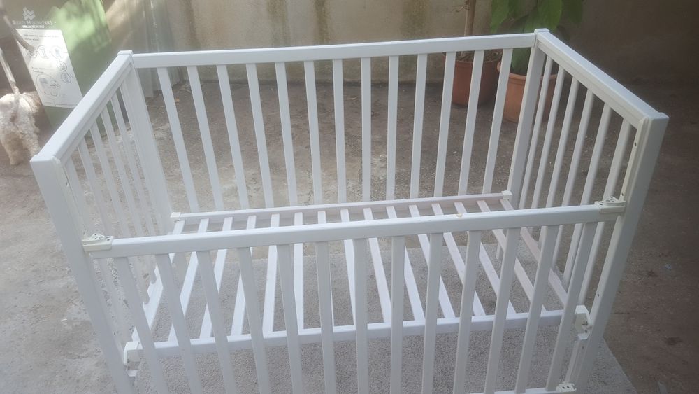 Cama  para  bebês  em madeira