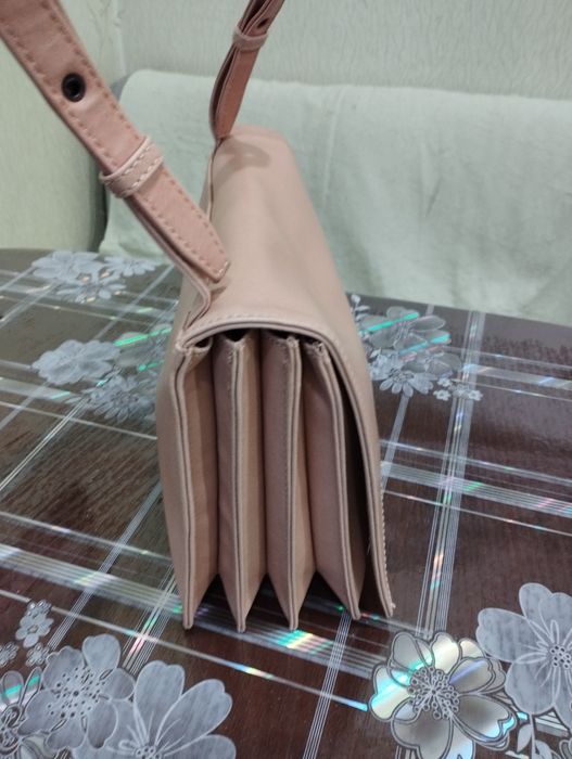 Продам кожанную женскую бежевую сумку