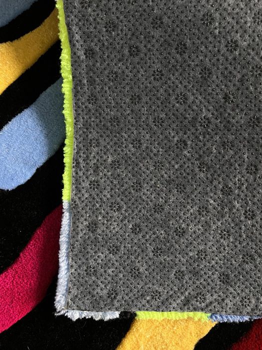 Тафтинговий килим ручної роботи “Neon Flow”
Розмір: 90×150 см