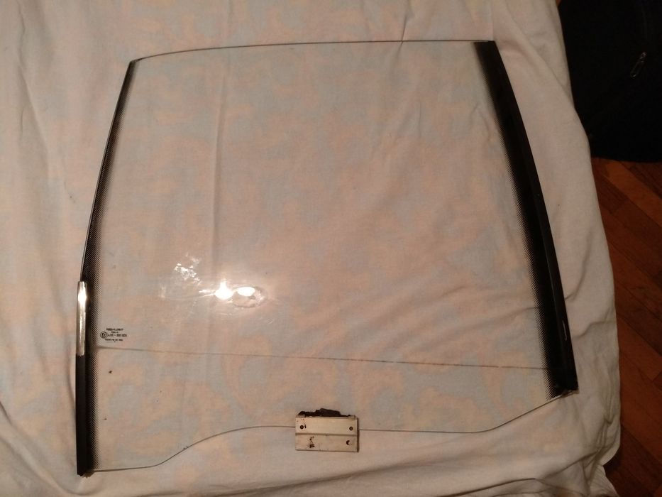 Стекла боковые (в двери) для Мерседес 124