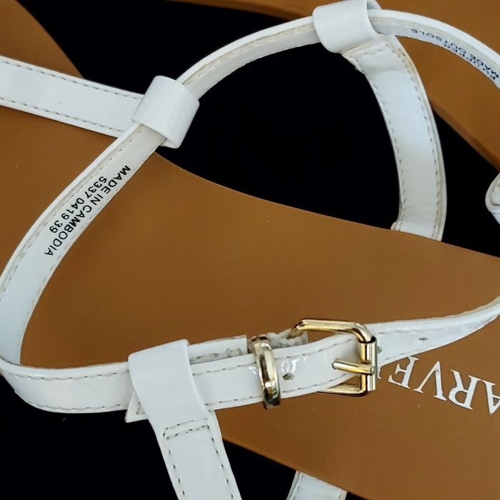 Sandały białe na paseczki delikatnie połyskujące Carvela