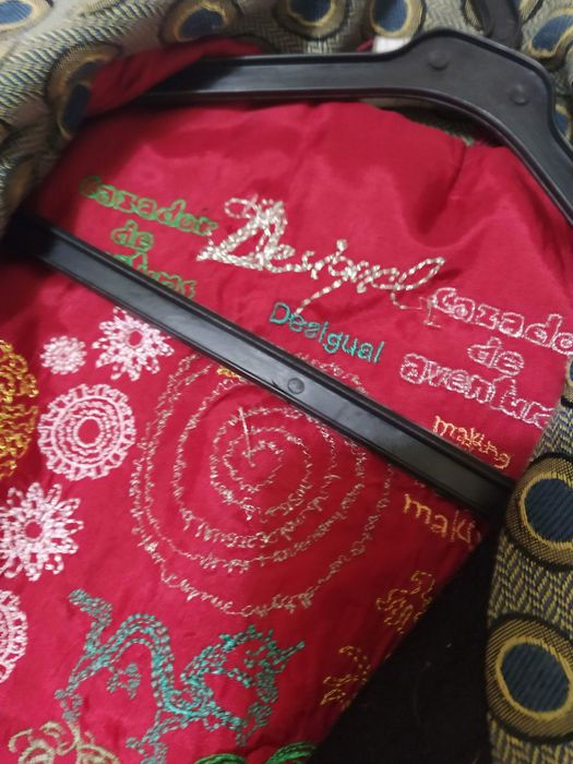 Casaco comprido desigual.