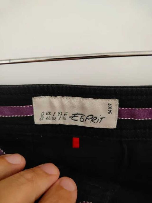 Mini Saia Preta Esprit com Detalhes Plissados nos Bolsos