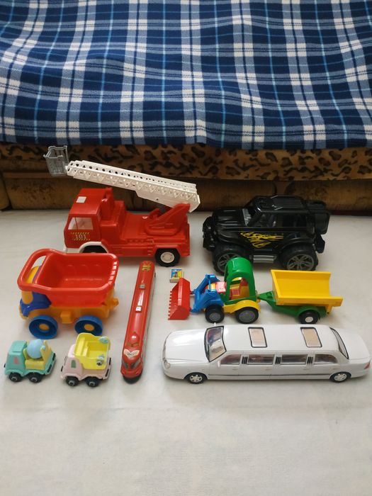 Машинки разные, игрушки