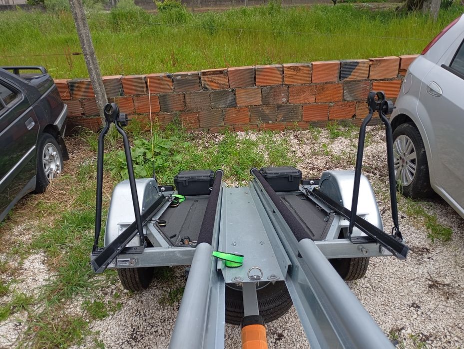 Atrelado para transporte de kayak