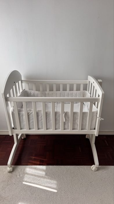 Berço baloiço Trama