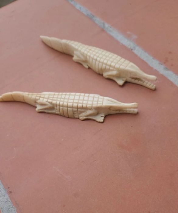 Esculturas decorativas de crocodilos cor marfim