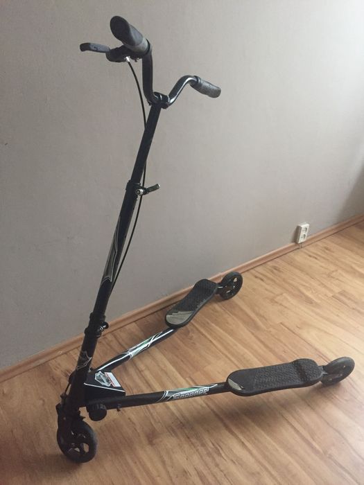 Hulajnoga trójkołowa