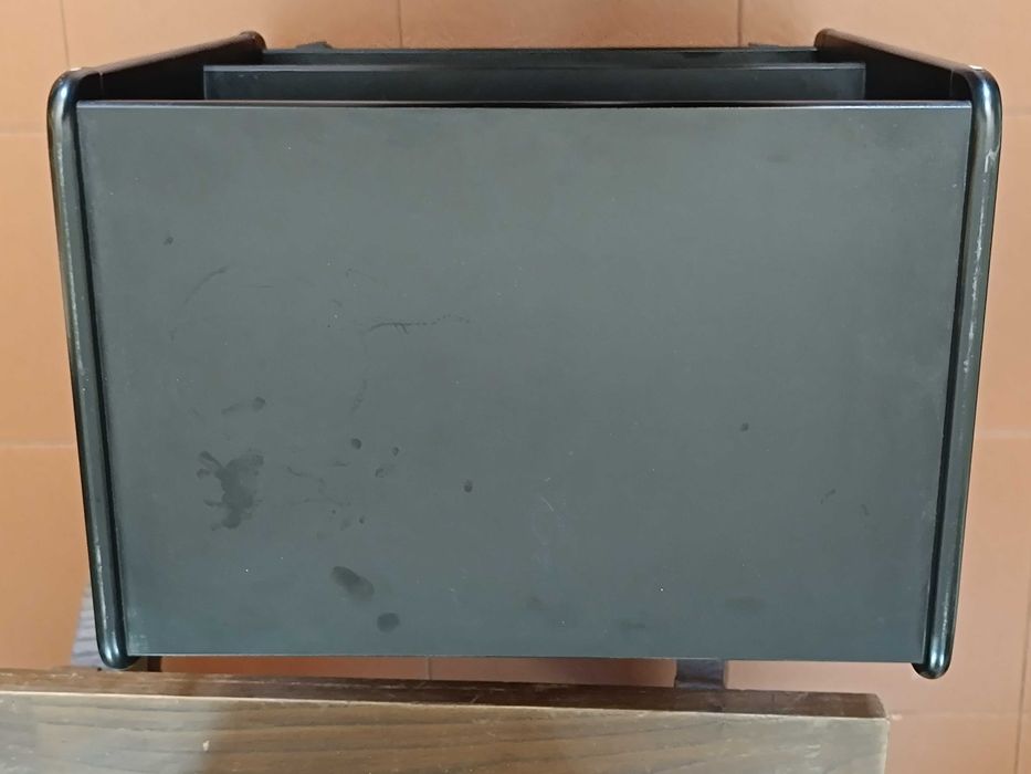 Mesa antiga com rodas