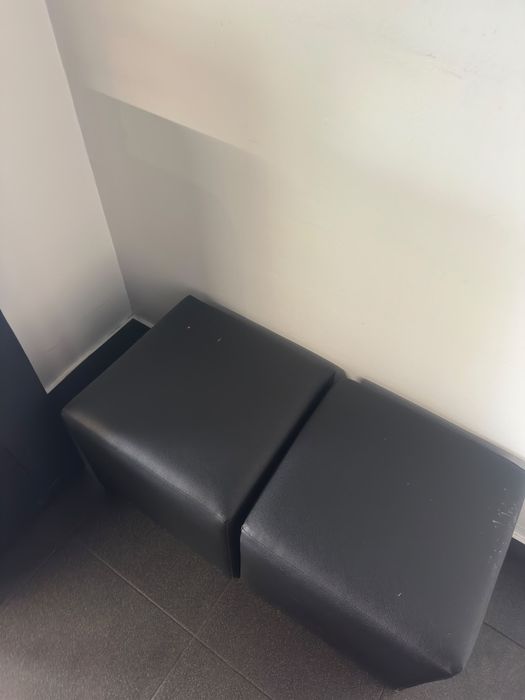 Mesas e sofas de bar