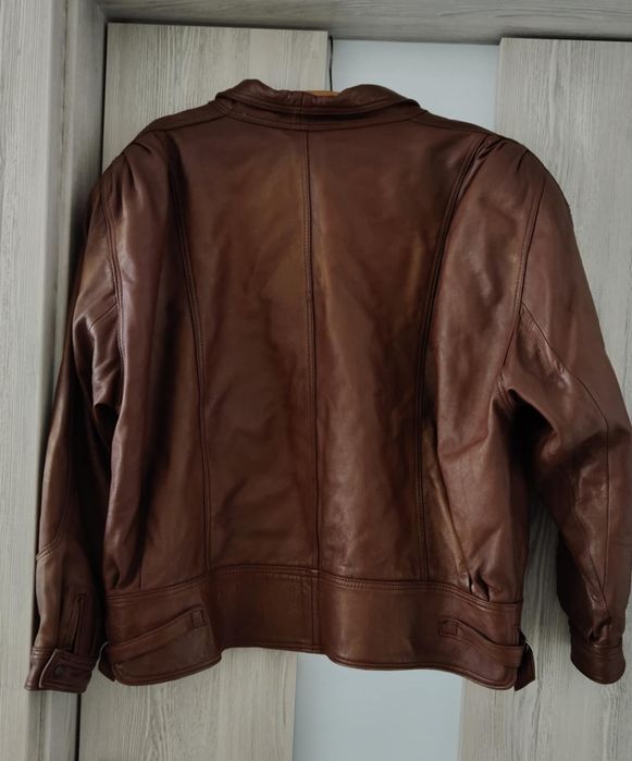 Brązową kurtka skórzana