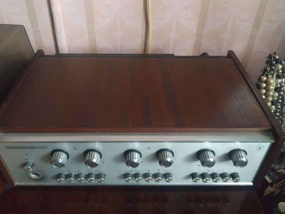 Проигрыватель винила Вега с усилителем и тюнером