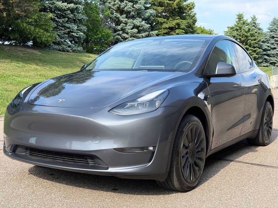 Tesla Model Y      2023