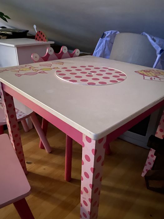 Mesa de criança com 2 cadeiras