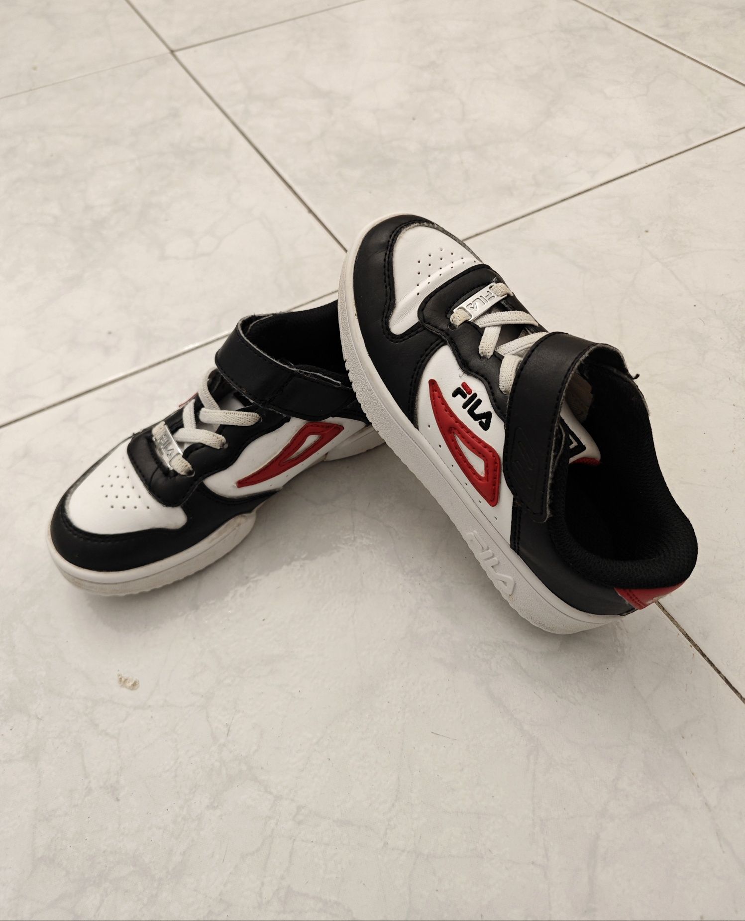 Tenis crianca Fila 29 pretos brancos e vermelhos Laranjeiro E Feijo OLX.pt