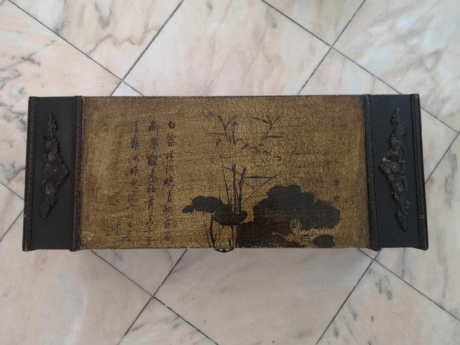 Arca de madeira com pinturas japonesas