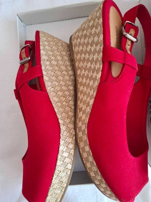 Продаю нові жіночі босоніжки червоного кольору на високій танкетці