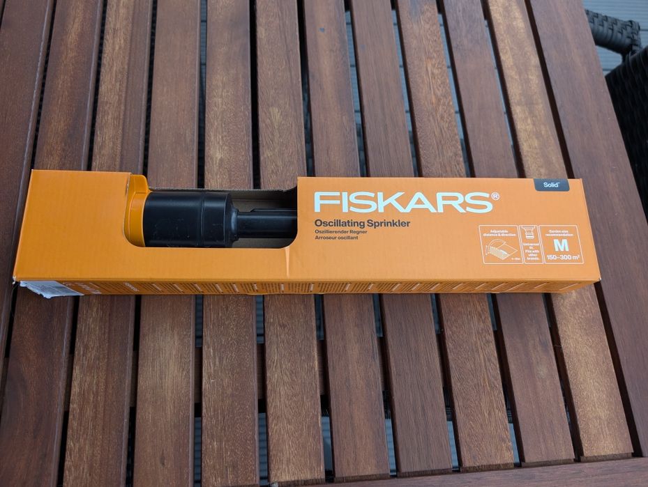Wózek na wąż Hozelock + wąż 38m 1/2" + zraszacz Fiskars Solid M + złączki