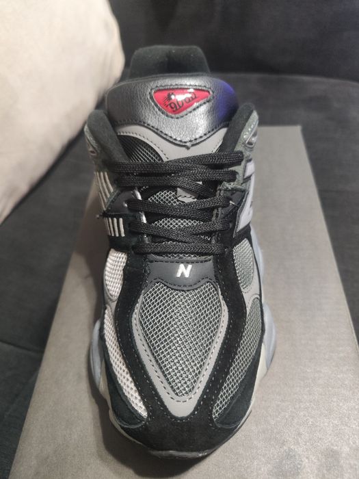 Sapatilhas NB cinza e preto com vermelho