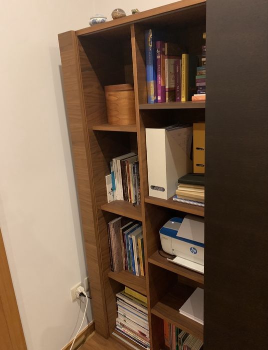 Estante em madeiras com portas de correr, para escritorio ou sala