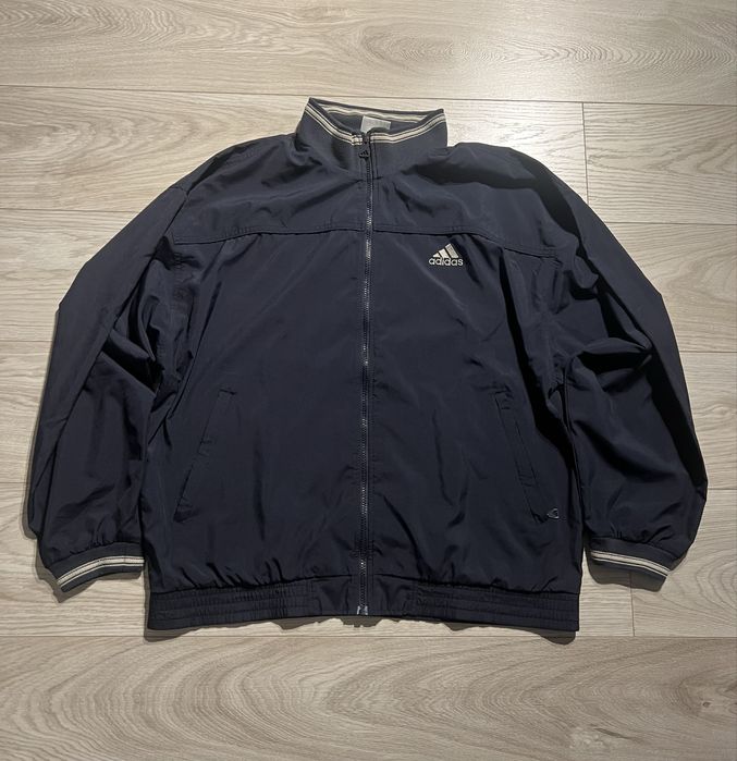 Granatowa kurtka marki Adidas w stylu vintage.
